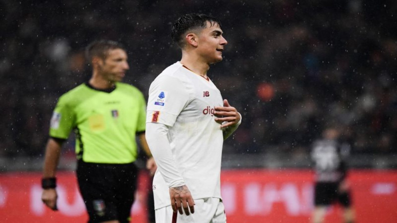Striker AS Roma Paulo Dybala saat pertandingan AS Roma melawan AC Milan di Stadion San Siro, Milan, pada 8 Januari 2023. Dybala menjadi pencetak gol satu-satunya saat Roma menang 1-0 atas Genoa dalam 16 besar Piala Italia pada 12 Januari 2023. (Photo by Filippo MONTEFORTE / AFP) (AFP/FILIPPO MONTEFORTE)