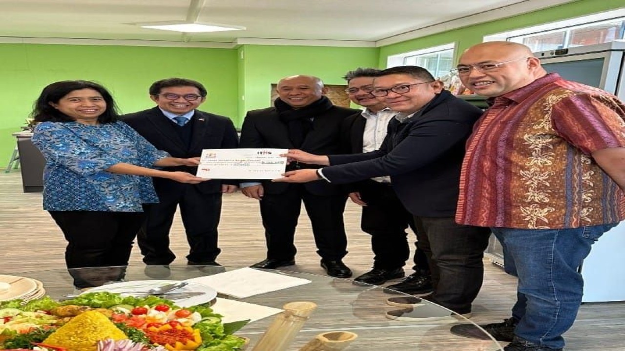 Ketua Umum Kadin Papua Ronald Antonio Bonai saat menghadiri peresmian ITH (ANTARA/HO-Humas KADIN Papua)