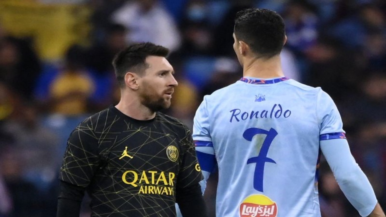 Paris Saint-Germain's Argentine forward Lionel Messi (L) walks past Riyadh All-Star's Portuguese forward Cristiano Ronaldo (R) during the Riyadh Season Cup football match between the Riyadh All-Stars and Paris Saint-Germain at the King Fahd Stadium in Riyadh on January 19, 2023. (Photo by FRANCK FIFE / AFP) (AFP/FRANCK FIFE)