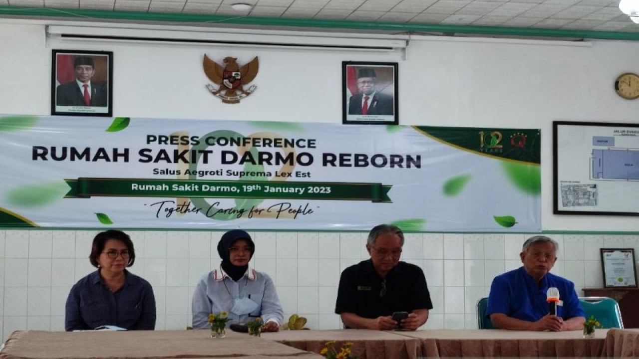 Direktur RS Darmo Surabaya dr Sulung Budianto (dua dari kanan) memberi keterangan HUT ke-102 rumah sakit setempat di Surabaya, Kamis (19/1/2023). (ANTARA/Willi Irawan)