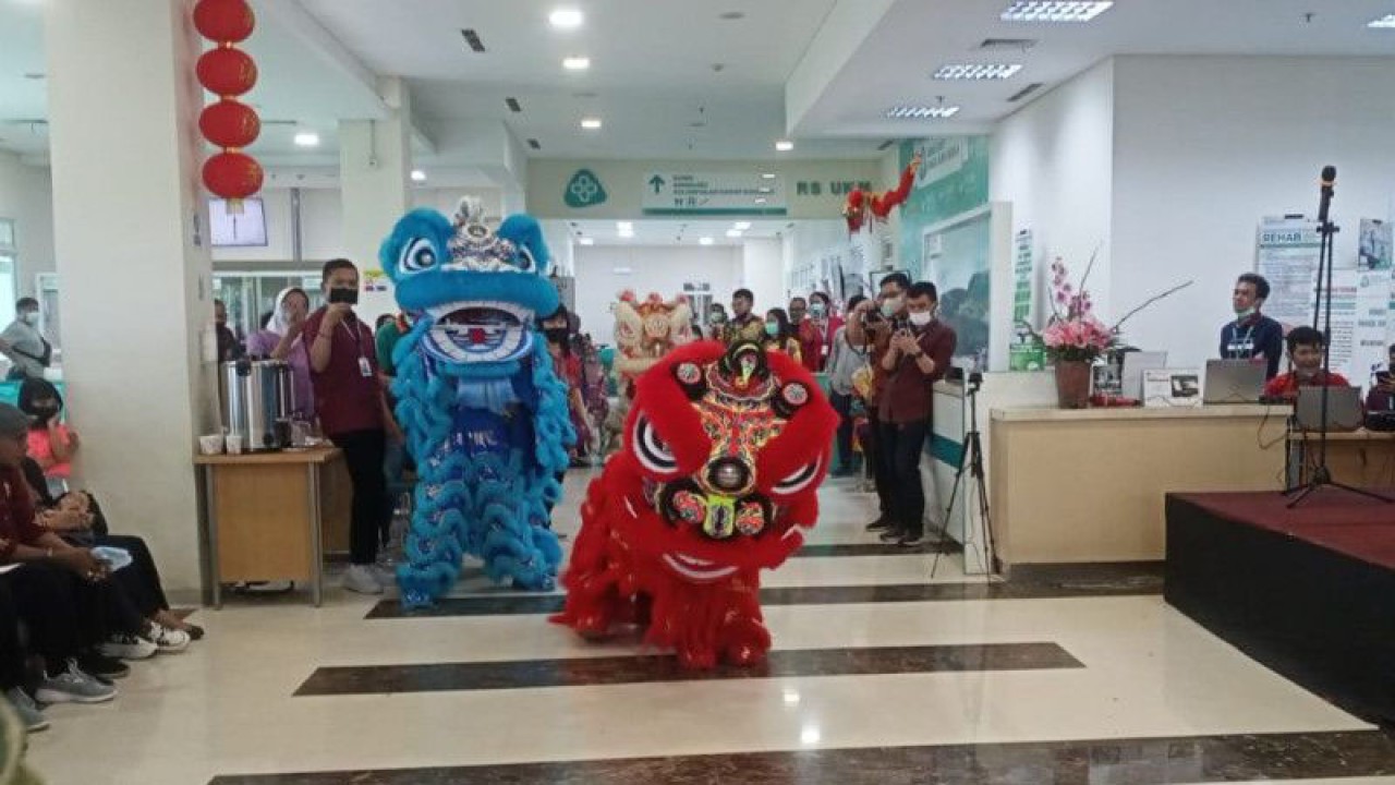 Sejumlah barongsai tampil di RS UKM, Kabupaten Bandung, Jawa Barat, Senin (23/1/2023). (ANTARA/Bagus Ahmad Rizaldi)