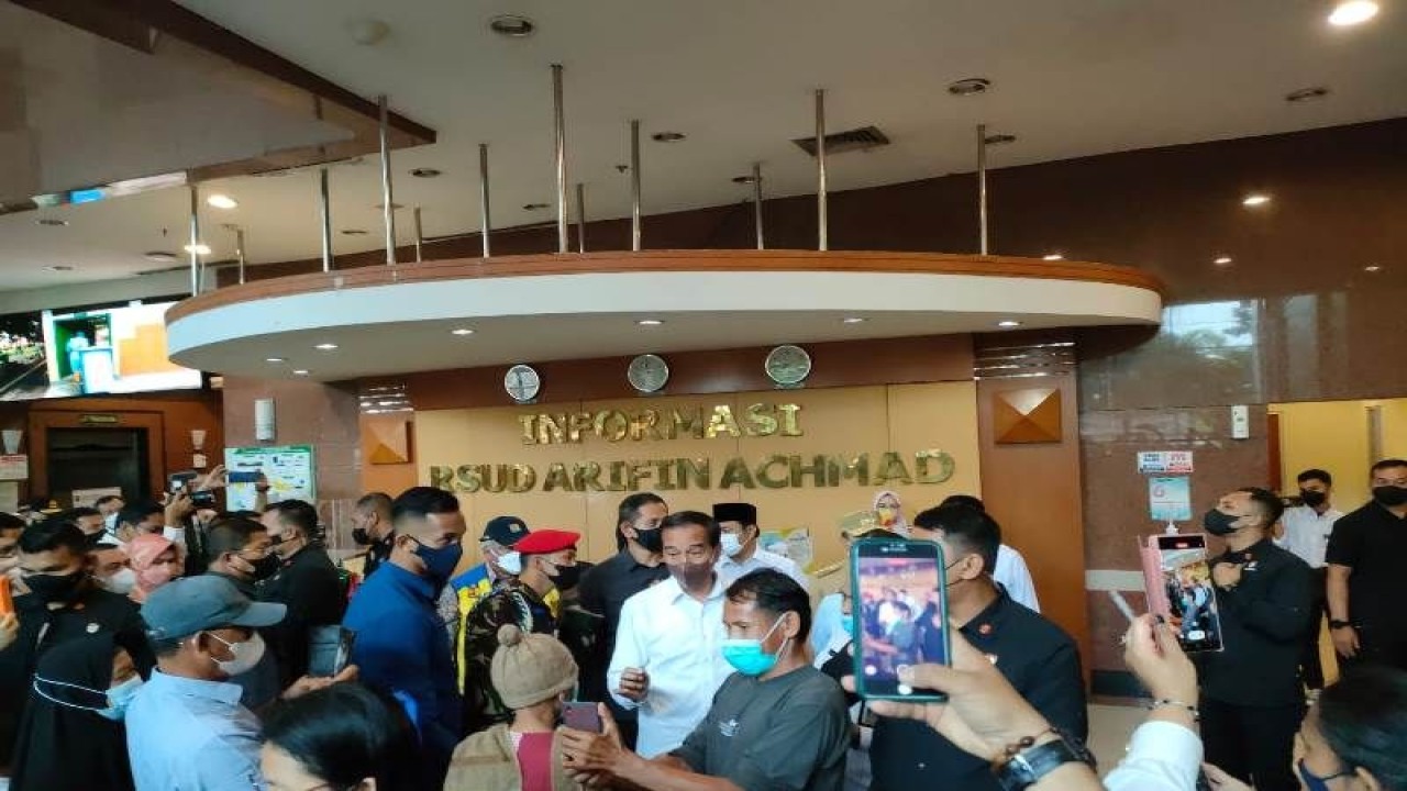 Tangkapan layar Dokter spesialis anak RSAB Harapan Kita Jakarta, Dimas Dwi Saputro (panel bawah) dalam diskusi Radio Kesehatan diikuti dari Jakarta, Kamis (5/1/2023) (ANTARA/Prisca Triferna)