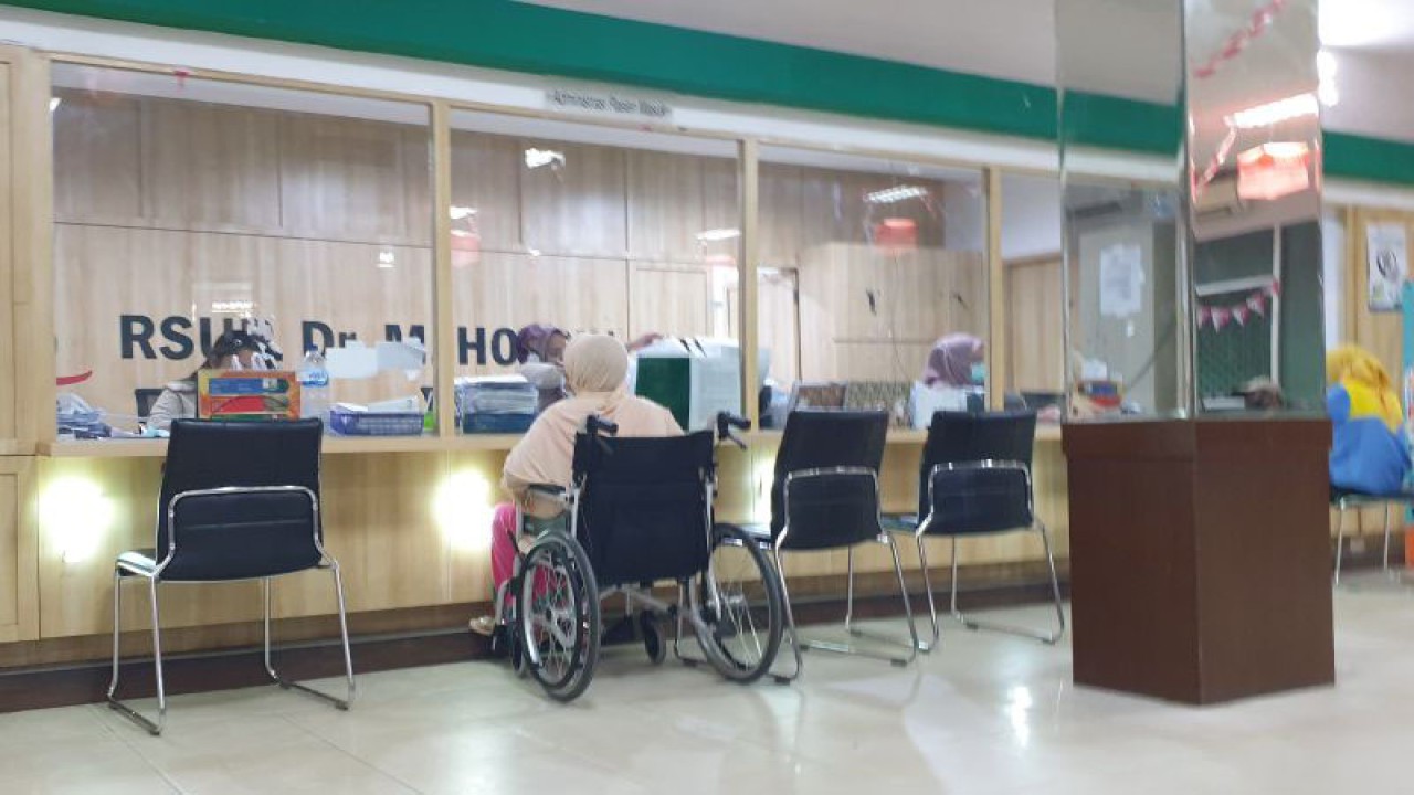 Pelayanan peserta BPJS Kesehatan di RSMH Palembang. (ANTARA/Yudi Abdullah/23)