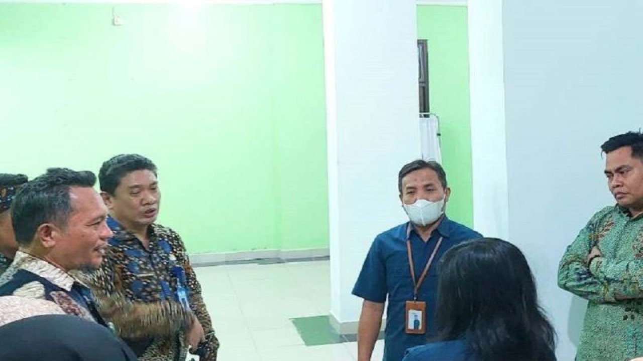 Kepala BPJS Kesehatan Munaqib saat meninjau RSUD Waru Pamekasan, Madura, Jatim, Kamis (5/1/2023). (FOTO ANTARA/HO-BPJS Kesehatan)