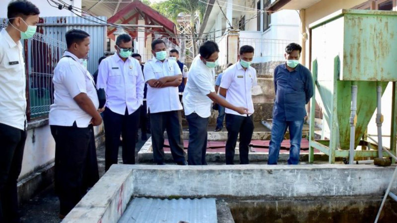 Plt Sekretaris Daerah Kota Sabang mAndri Nourman meninjau IPAL RSUD Kota Sabang. (ANTARA/HO-Humas Pemko Sabang)