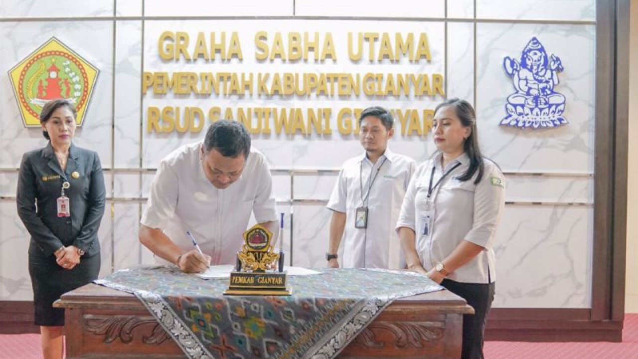 Bupati Gianyar saat menandatangani nota kesepahaman atau Memorandum of Understanding (MoU) dengan BPJS Ketenagakerjaan dan BPJS Kesehatan.di Ruang Graha Sabha RSUD Sanjiwan, (ANTARA/HO-Dok Humas)