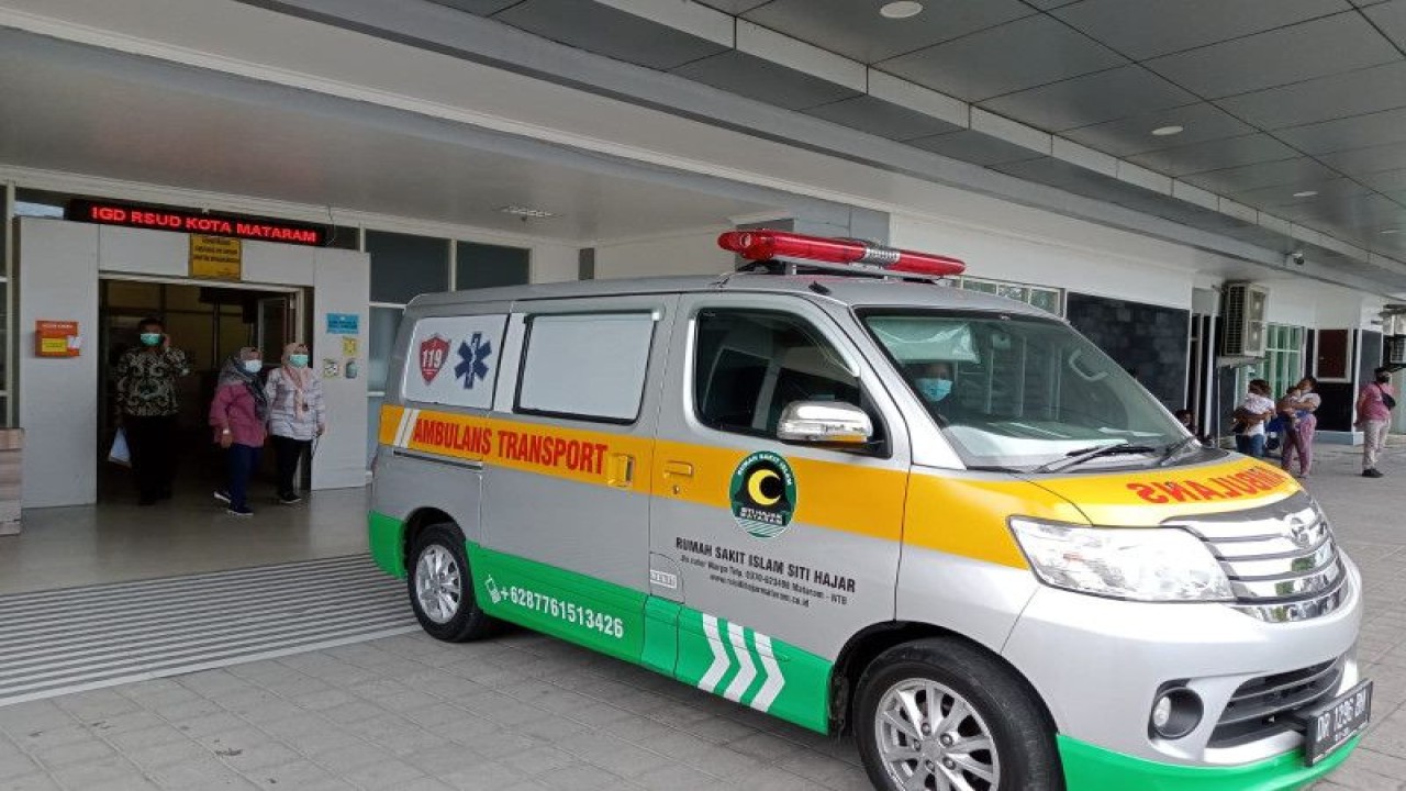 Ilustrasi: sebuah ambulans di Rumah Sakit Umum Daerah (RSUD) Kota Mataram, Provinsi Nusa Tenggara Barat, mengantar pasien rujukan dari salah satu rumah sakit swasta di kota itu. (Foto: ANTARA/Nirkomala)