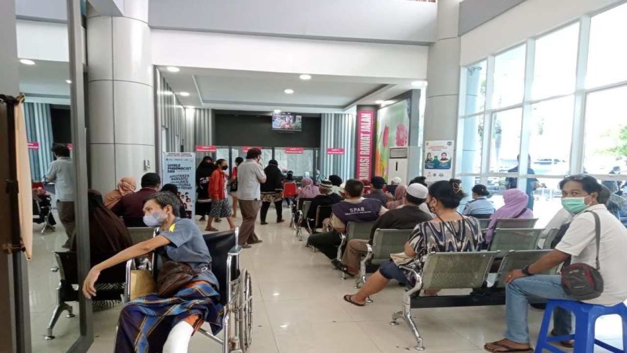 Aktivitas di Rumah Sakit Umum Daerah (RSUD) Kota Mataram, Provinsi Nusa Tenggara Barat, Selasa (31/1/2022). ANTARA/Nirkomala