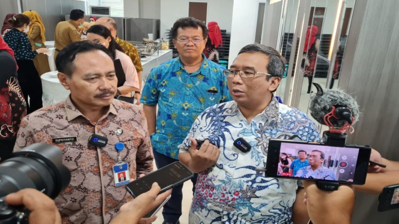 Dirjen Yankes Kemenkes RI, dr. Azhar Jaya (kanan) didampingi Direktur RSUD dr. Iskak Tulungagung, dr. Supriyanto Dharmoredjo, Sp.B, M.Kes saat meladeni sesi wawancara dengan awak media di depan ruang auditorium Ruang IDIK RSUD dr, Iskak Tulungagung, Selasa (10/1/2023). (Destyan Handri Sujarwoko)