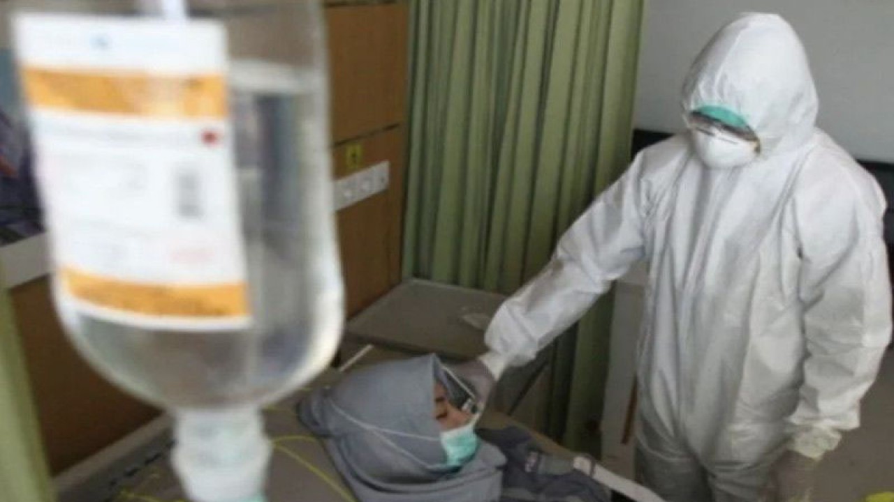 Ilustrasi - Petugas medis memeriksa kondisi pasien di ruang isolasi dalam Simulasi Penanganan Pasien Corona di Rumah Sakit Lavalette, Malang, Jawa Timur, Jumat (13/3/2020). (ANTARA/Ari Bowo Sucipto).