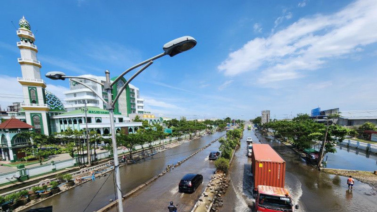 Ruas Jalan Raya Kaligawe di Kota Semarang, Provinsi Jawa Tengah, sudah bisa dilalui kendaraan bermotor meski masih tergenang pada Rabu (4/1/2023). (ANTARA/ I.C.Senjaya)