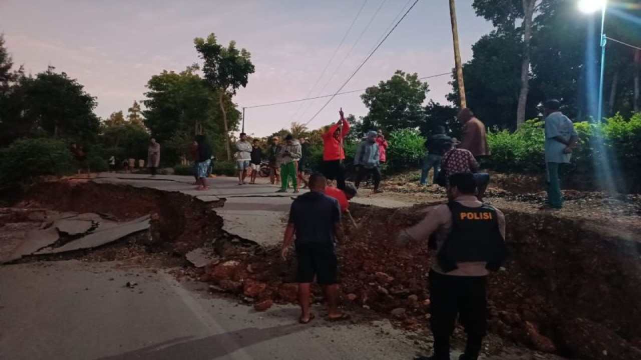 Kondisi ruas Jalan di Desa Kie Kabupaten Timor Tengah Selatan (TTS) Provinsi Nusa Tenggara Timur patah diduga merupakan dampak dari guncangan gempa bumi Maluku dengan magnitudo 7,5 pada Selasa (10/1/2023). (ANTARA/HO-BPBD Kabupaten TTS)