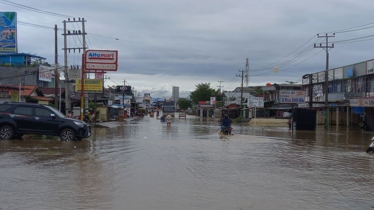 Ruas jalan di Kelurahan Rawa Makmur tergenang banjir. ANTARA/Anggi Mayasari