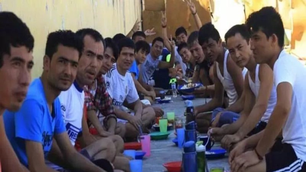 Arsip. Sejumlah pengungsi dari berbagai negara sedang makan bersama di Rudenim Kupang, NTT, Kamis (4/6/15). ANTARA/Kornelis Kaha