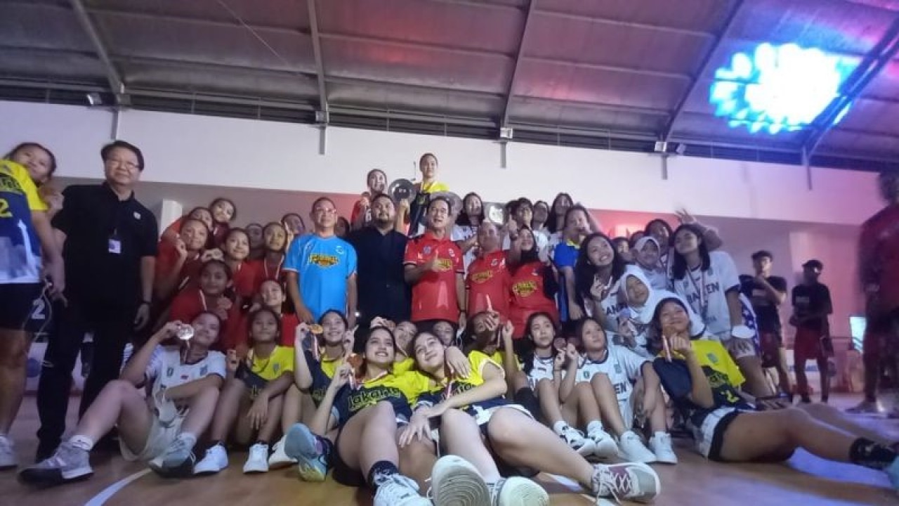 Anggota Komisi I DPR Republik Indonesia Rudianto Tjen secara resmi menutup Kejurnas Bola Basket U-15 di Kota Pangkalpinang Provinsi Kepulauan Bangka Belitung pada Sabtu (14/1/2023) malam. ANTARA/Aprionis.