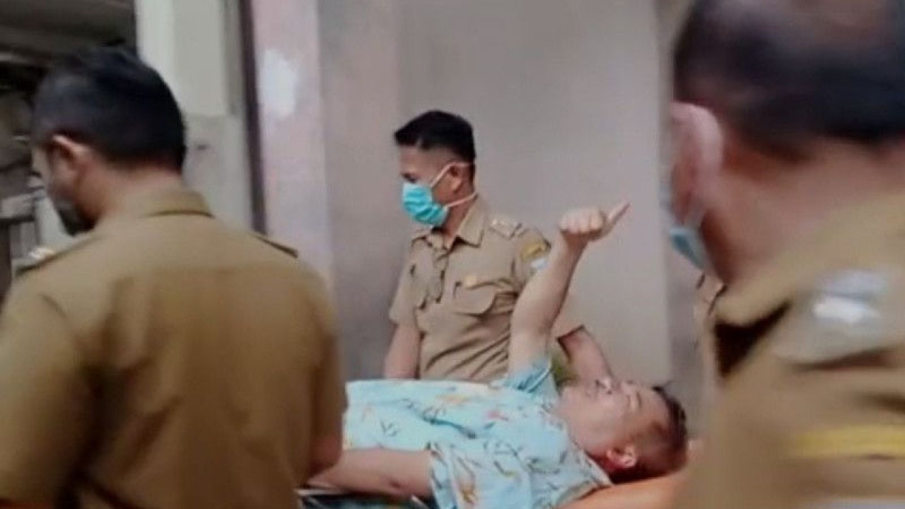 Bupati Garut Rudy Gunawan mendapatkan penanganan medis di RSUD dr Slamet Kabupaten Garut, Jawa Barat, Senin (30/1/2023). ANTARA/Feri Purnama