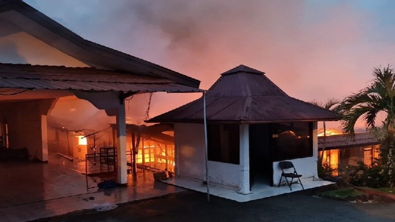 Rumah dinas Kapolda Papua di Jayapura, Selasa pagi ludes terbakar. (ANTARA/HO/Humas Polda Papua)