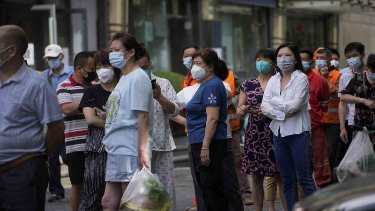 Arsip - Para warga mengantre saat mengikuti tes asam nukleat massal, untuk mencegah penyebaran virus SARS-COV-2, di Kota Shanghai, China, Sabtu (11/6/2022). ANTARA FOTO/REUTERS/Aly Song/wsj.