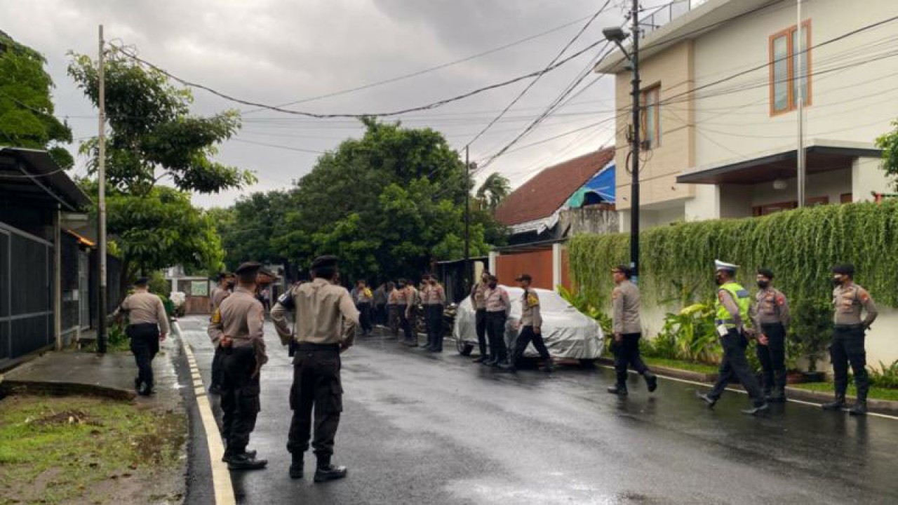 Sejumlah personel gabungan kepolisian mengamankan rumah pribadi Ferdy Sambo, Jakarta, Rabu (4/1/2022). ANTARA/Luthfia Miranda Putri