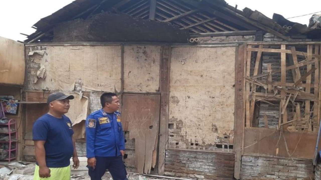 Petugas dari BPBD saat meninjau rumah roboh korban dampak angin kencang di Kabupaten Tangerang. (HO/BPBD Kabupaten Tangerang)