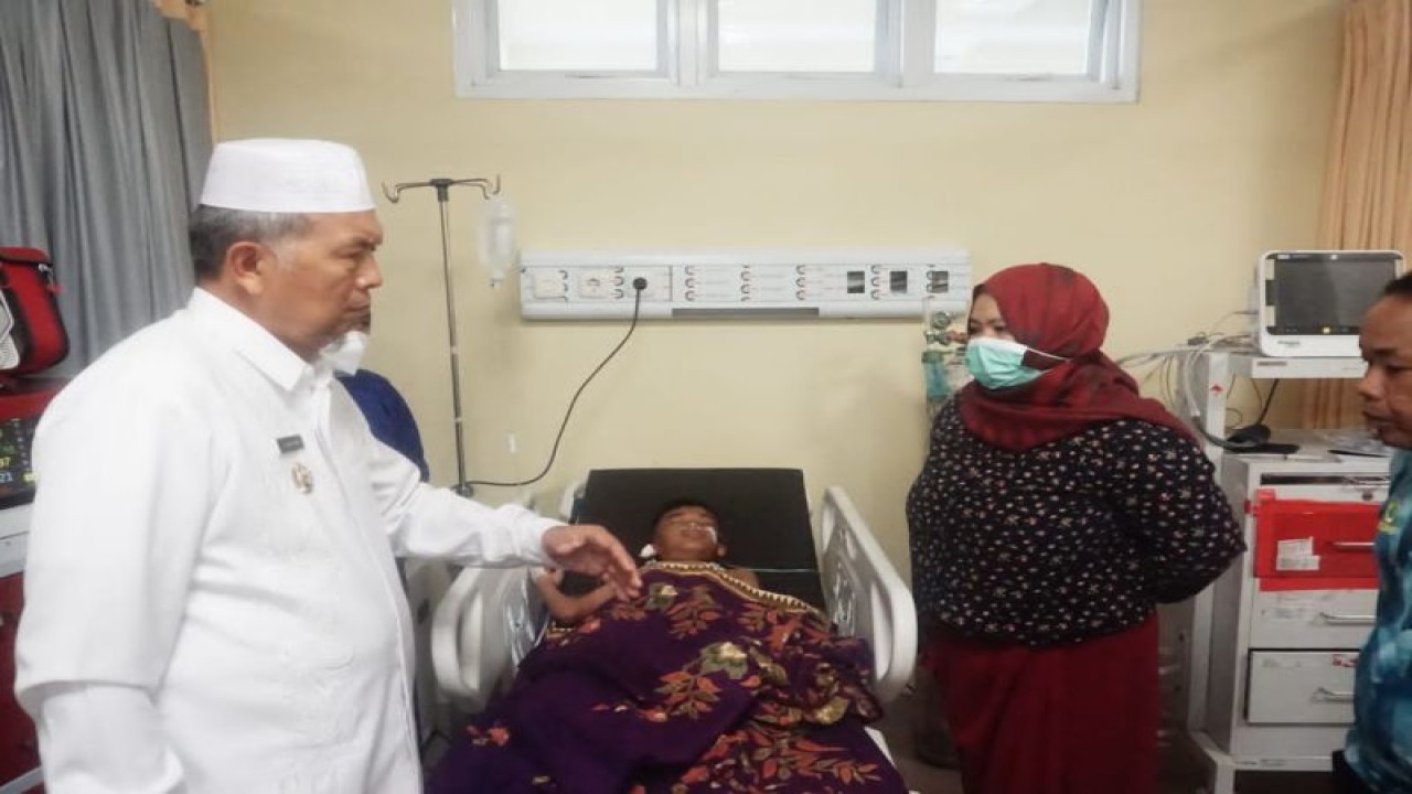 Bupati Pasaman Barat Hamsuardi saat meninjau pelaksanaan penerapan UHC kesejumlah rumah sakit di daerah itu, Jumat.