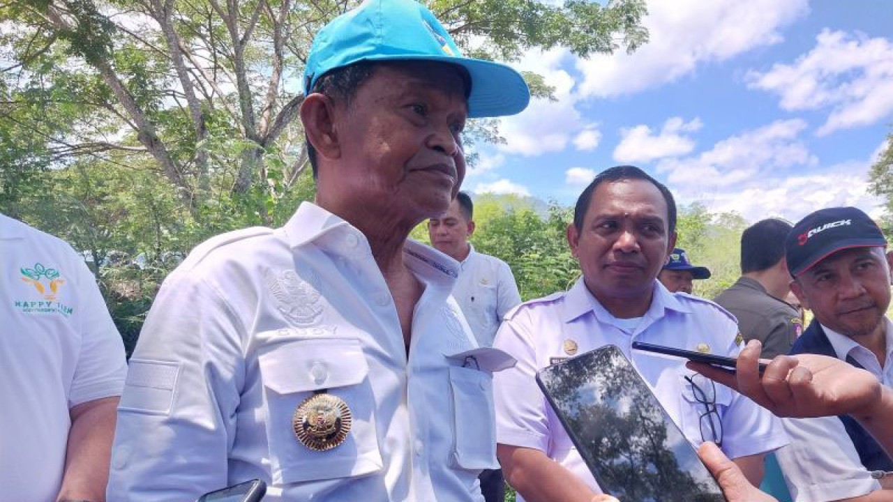 Gubernur Sulteng Rusdy Mastura menyampaikan keterangan kepada wartawan (ANTARA/Muhammad Hajiji)