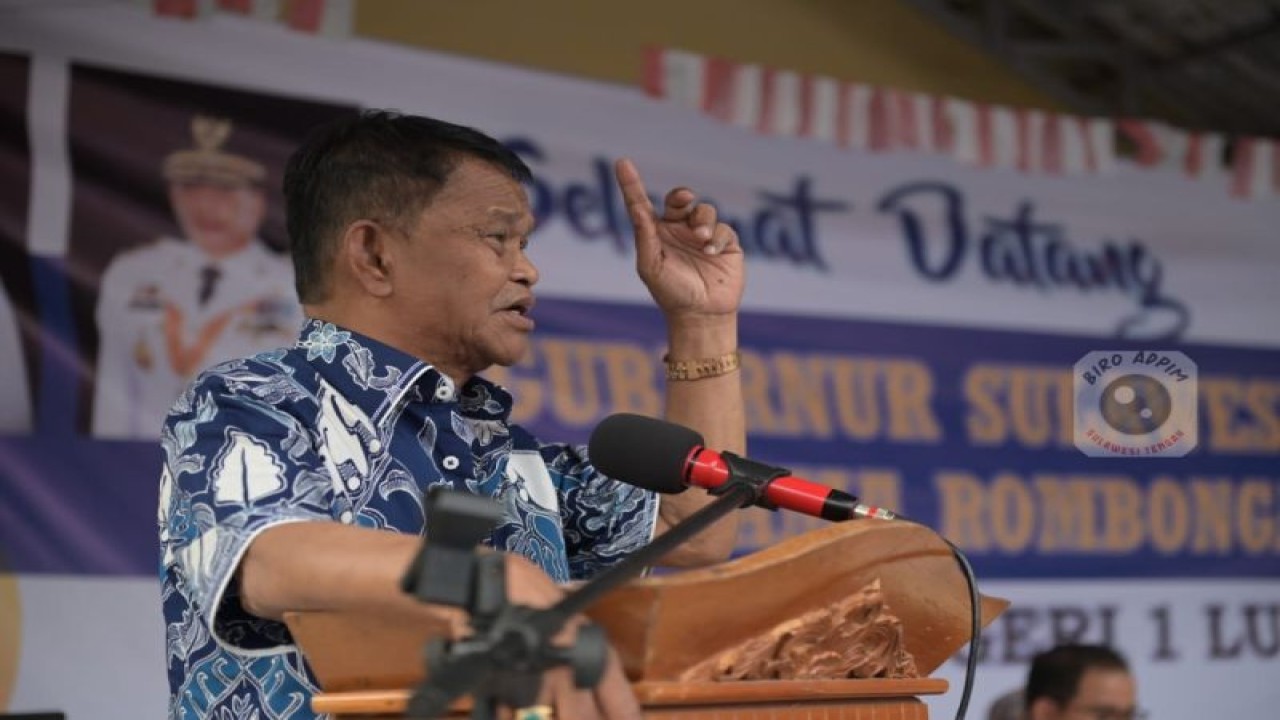 Gubernur Sulteng Rusdy Mastura menyampaikan sambutan saat melakukan kunjungan kerja di SMK Negeri 1 Banggai, di Luwuk, Jumat (13/1/2023). (ANTARA/HO-Biro Administrasi Pimpinan Setda Pemprov Sulteng)