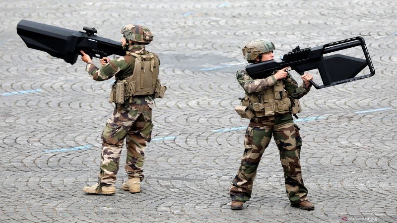 Arsip - Prajurit Angkatan Bersenjata Prancis membawa senjata anti-"drone' saat parade militer Bastille Day di Champs-Elysees Avenue di Paris, Prancis, Minggu (14/7/2019). (ANTARA FOTO/REUTERS/Charles Platiau/pd/cfo)
