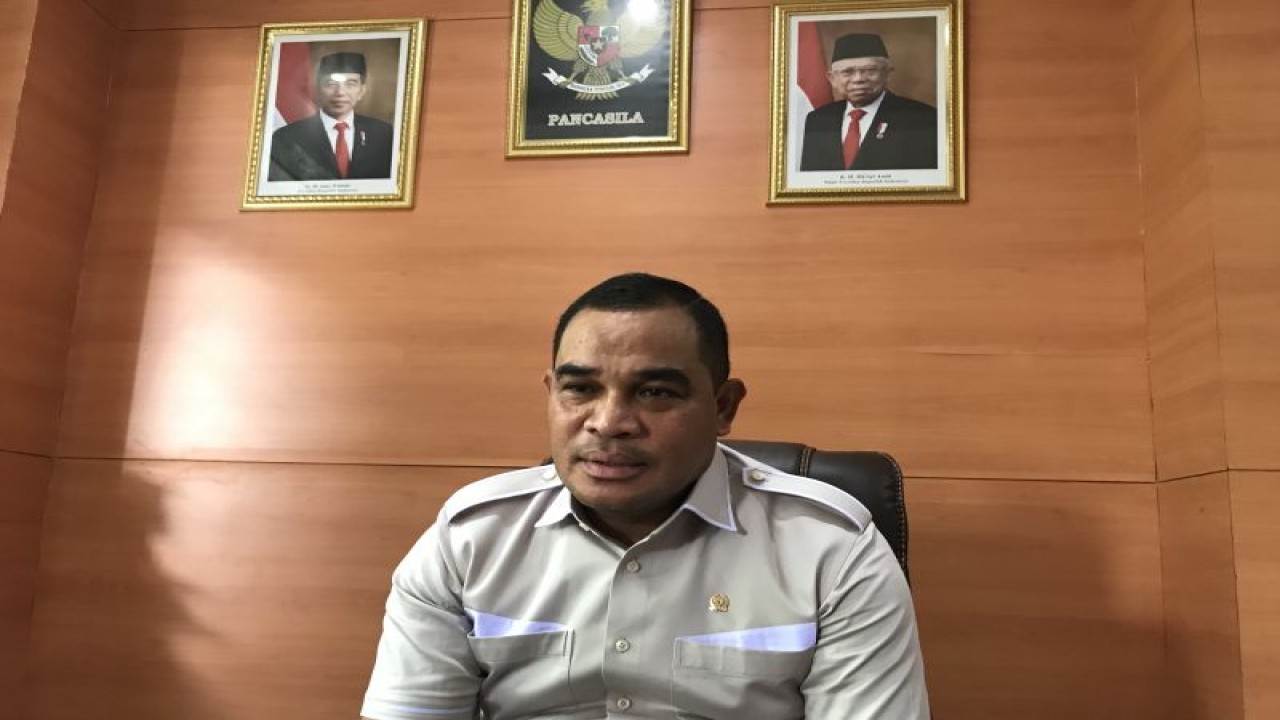 Wakil Ketua DPRD Ambon, Rustam Latupono, di Ruang Kerjanya. ANTARA/Winda Herman
