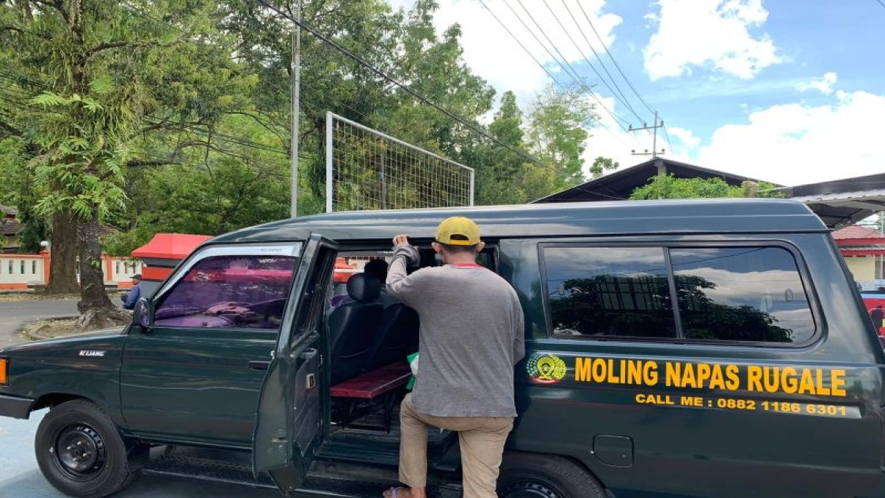 Petugas Rutan Trenggalek saat mengantarkan warga binaan yang bebas pulang ke rumah (ANTARA/HO - Rutan Trenggalek)