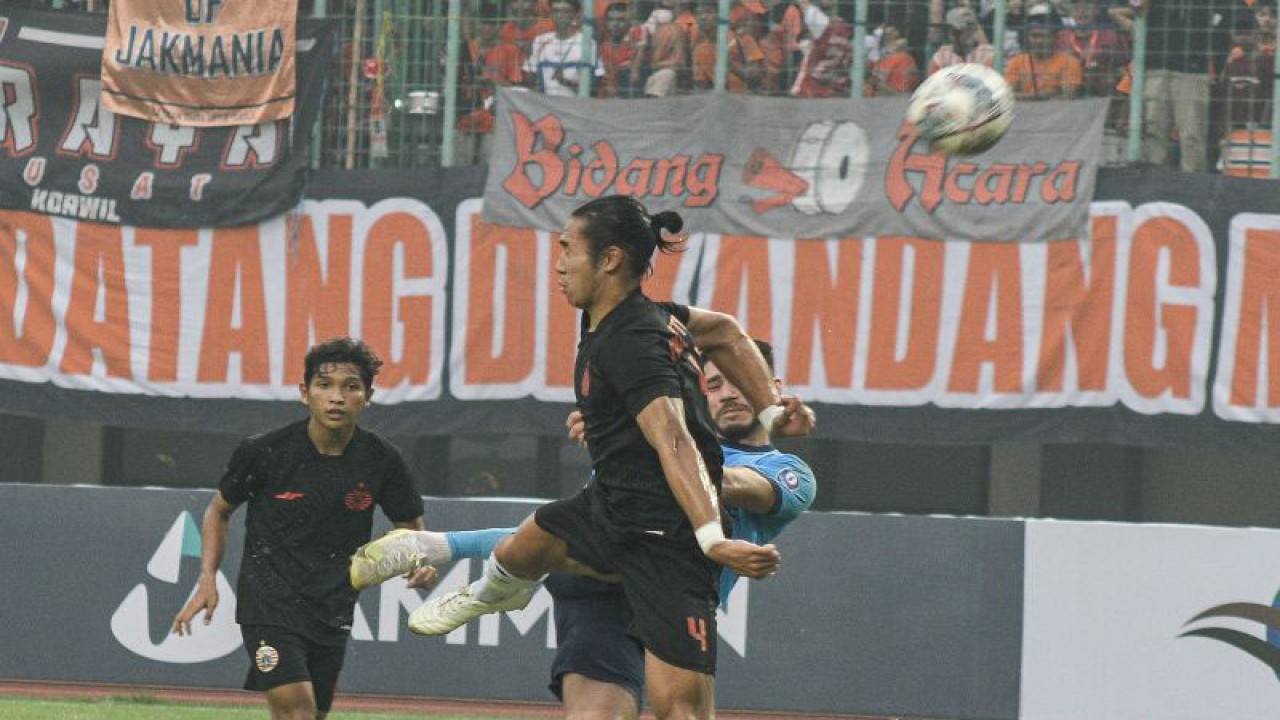 Pesepak Bola Persija Jakarta Ryuji Utomo (tengah) berebut bola dengan pesepak bola Sabah Fc Neto Pessoa (kanan) pada partai persahabatan di Stadion Patriot Chandrabhaga, Bekasi, Jawa Barat, Minggu (5/6/2022). . ANTARA FOTO/ Fakhri Hermansyah/hp. (ANTARA FOTO/Fakhri Hermansyah)