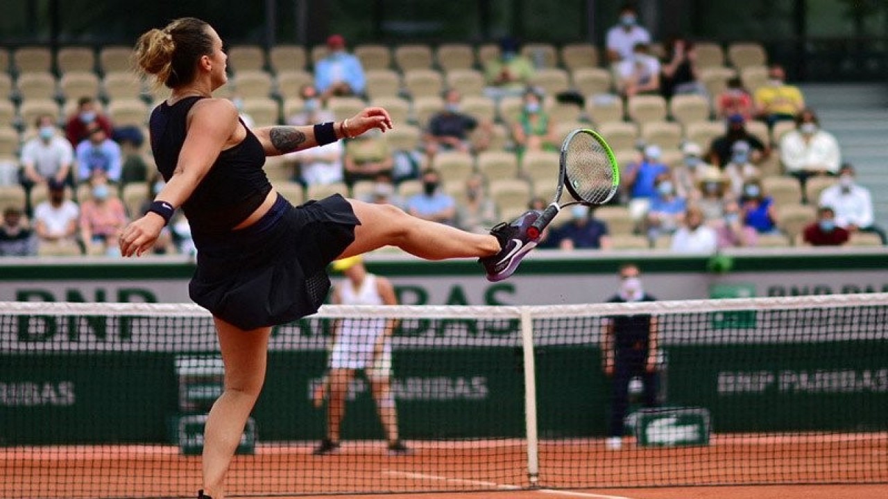 Arsip - Petenis Belarus Aryna Sabalenka menendang raketnya dalam pertandingan melawan petenis Rusia Anastasia Pavlyuchenkova pada babak ketiga French Open di Roland Garros, Paris, (4/6/2021). ANTARA/AFP/Martin Bureau/aa.