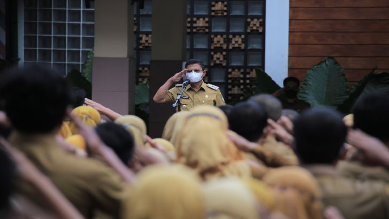Wakil Wali Kota Tangerang Sachrudin saat memimpin apel di Puspemkot Tangerang. ANTARA