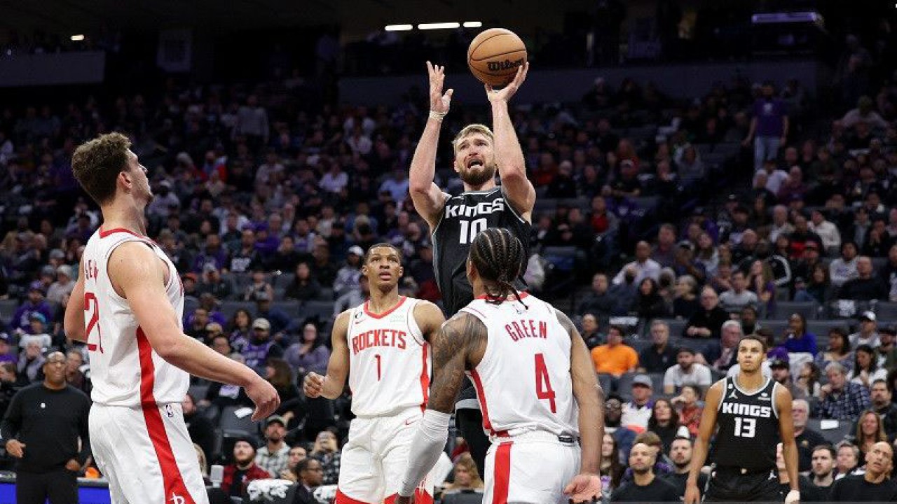 Pebasket Sacramento Kings Domantas Sabonis (kanan atas) melepaskan tembakan di hadapan pemain Houston Rockets Jalen Green dalam lanjutan NBA di Golden 1 Center, California, Amerika Serikat, Rabu (11/1/2023) waktu setempat. (ANTARA/AFP/GETTY IMAGES/Ezra Shaw)