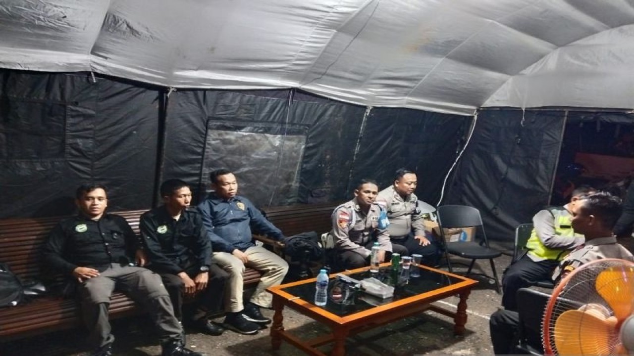 Aparat keamanan bersama Ormas Sahabat Beramal Kapuas Hulu saat berada di Pos Pengamanan Pasar Merdeka Putussibau, dalam rangka Operasi Liong Kapuas pengaman Imel dan Cap Go Meh, di wilayah Kapuas Hulu Kalimantan Barat. ANTARA/HO-Sahabat Beramal. (Teofilusianto Timotius)