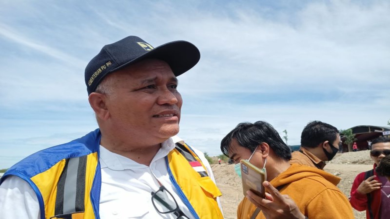 Kepala Balai Prasarana Permukiman Wilayah (BPPW) Sulawesi Tengah, Sahabuddin memberikan keterangan kepada sejumlah jurnalis usai peletakkan batu pertama pembangunan Huntap Tondo dua, di Kota Palu, Kamis (5/1/2023). ANTARA/Moh Ridwan