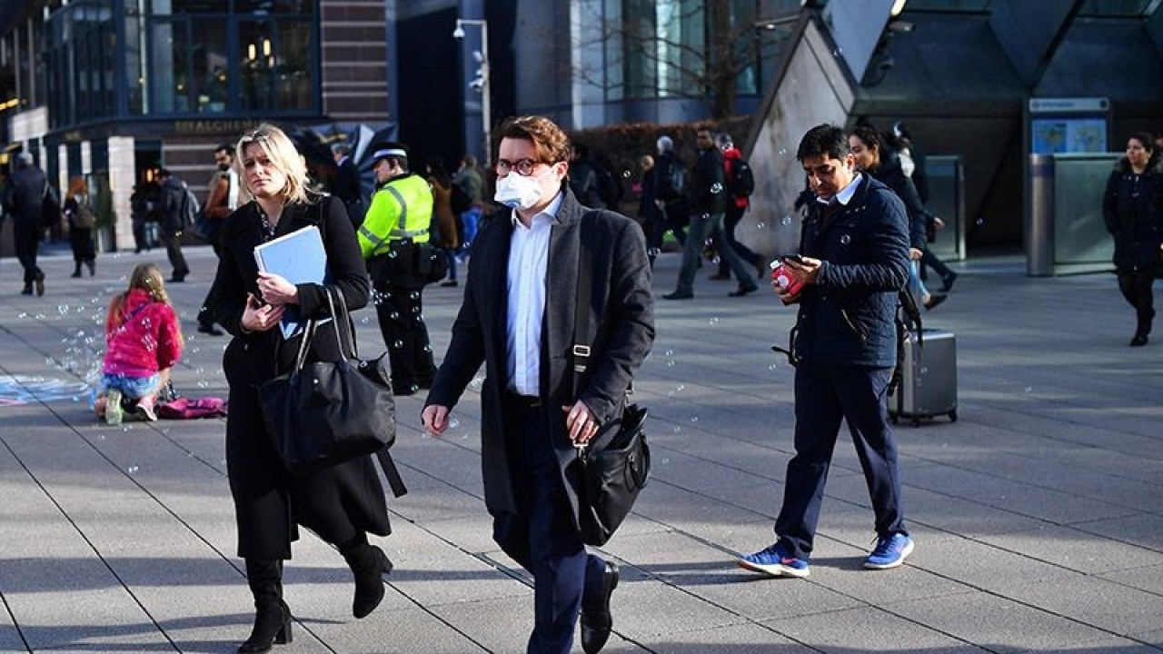 Arsip Foto - Para komuter berjalan melewati Canary Wharf, saat jumlah kasus positif virus korona (COVID-19) semakin meningkat di seluruh dunia dan saham Eropa turun tajam di London, Inggris, Senin (9/3/2020). ANTARA/REUTERS/Dylan Martinez/nz/cfo/am.