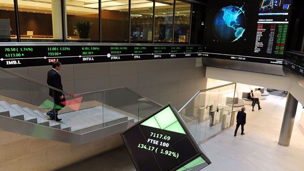 Arsip foto - London Stock Exchange, FTSE 100 ditutup pada rekor tertinggi (3/11/2017). ANTARA/PA Images via Reuters/Nick Ansell/pri.