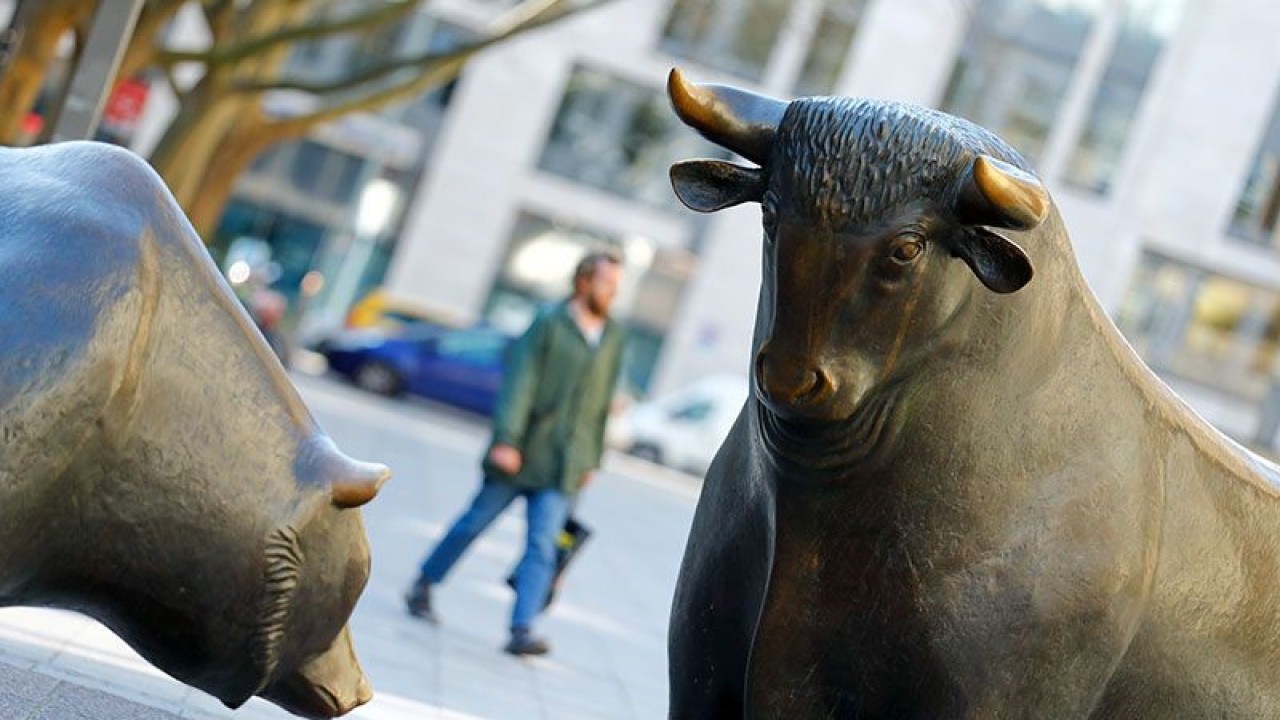 Dokumentasi - Banteng dan beruang, simbol perdagangan yang sukses dan buruk terlihat di depan bursa saham Jerman (Deutsche Boerse), di Frankfurt, Jerman, (25/3/2020). ANTARA/REUTERS / Ralph Orlowski / File Photo/pri.