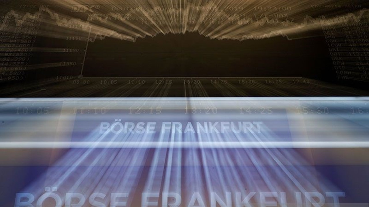 Dokumentasi - Papan indeks saham Jerman (DAX) terlihat pada akhir hari perdagangan di bursa efek Jerman (Deutsche Boerse) di Frankfurt, Jerman, (12/2/2019). ANTARA/REUTERS / Kai Pfaffenbach / File Photo/pri.