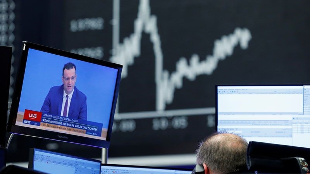 Arsip foto - Sesi perdagangan di bursa saham Frankfurt, di tengah wabah penyakit virus corona (COVID-19), di Frankfurt, Jerman, 30 Desember 2020. ANTARA/REUTERS/Ralph Orlowski/pri. (REUTERS/RALPH ORLOWSKI)