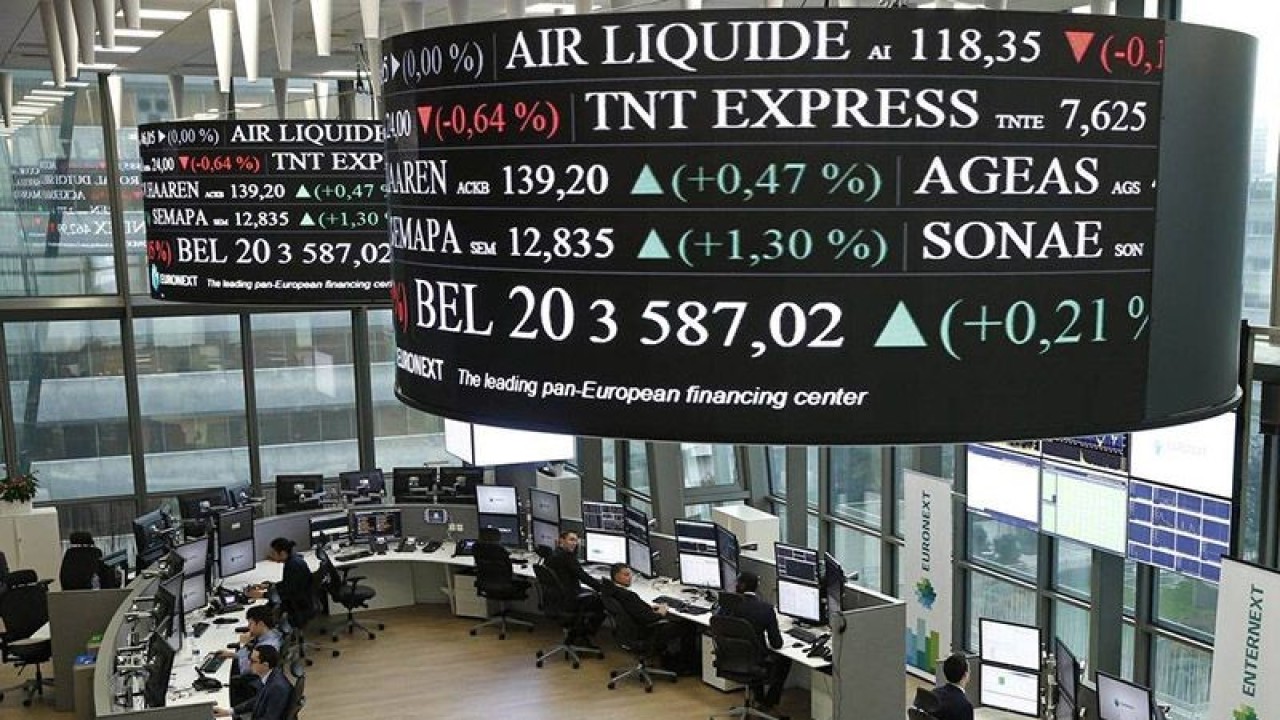 Ilustrasi - Operator pasar saham Euronext bekerja di pusat ruang pengawasan layanan pasar di markas baru Euronext di distrik bisnis dan keuangan La Defense di Courbevoie dekat Paris, Prancis, Jumat (30/10/2015). ANTARA/REUTERS/Benoit Tessier/am.