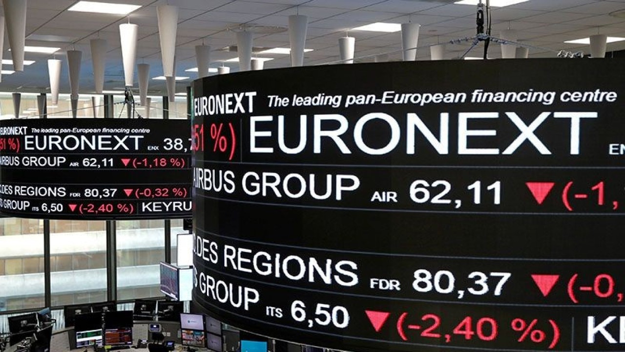 Ilustrasi - Informasi harga saham perusahaan ditampilkan di layar saat mereka menggantung di atas bursa efek Paris, yang dioperasikan oleh Euronext NV, di kawasan bisnis La Defense di Paris, Prancis. ANTARA/REUTERS / Benoit Tessier / File Photo/pri. (REUTERS/Benoit Tessier)