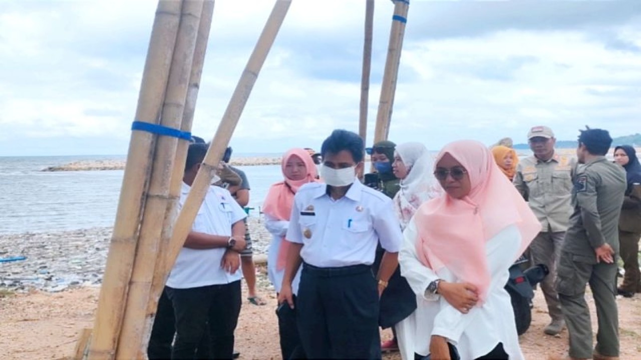 Wakil Bupati Selayar Saiful Arif (tengah) saat meninjau lokasi air laut berubah hijau di pinggir Pantai Metro Benteng Utara, Kabupaten Kepulauan Selayar, Sulawesi Selatan, Rabu (18/1/2023) ANTARA/HO/Dokumentasi Pemkab Selayar.