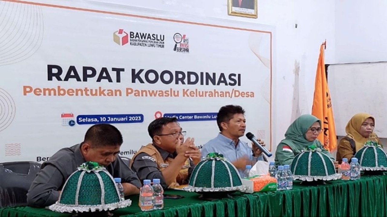 Anggota Bawaslu Provinsi Sulsel Saiful Jihad (tengah) saat sosialisasi pengumuman pendaftaran rekrutmen bakal calon Pengawas Kelurahan dan Desa (PKD) di Kabupaten Luwu Utara, Sulawesi Selatan, Selasa (10/1/2023). ANTARA/HO/Dokumentasi Bawaslu Sulsel.