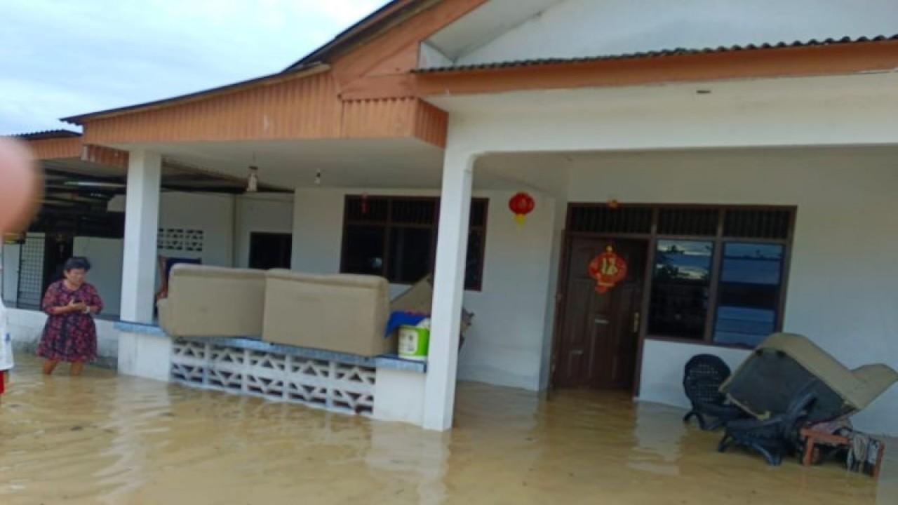 Salah rumah warga terendam air akibat banjir rob di Desa Air Duren Pemali Bangka (ANTARA/Kasmono)