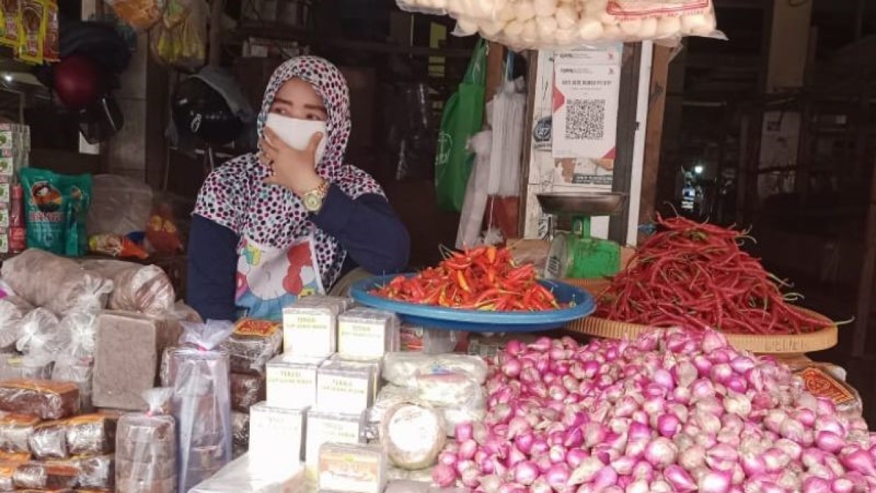 Salah satu pedagang kebutuhan pokok di pasar tradisional Belitung (ANTARA/Kasmono)