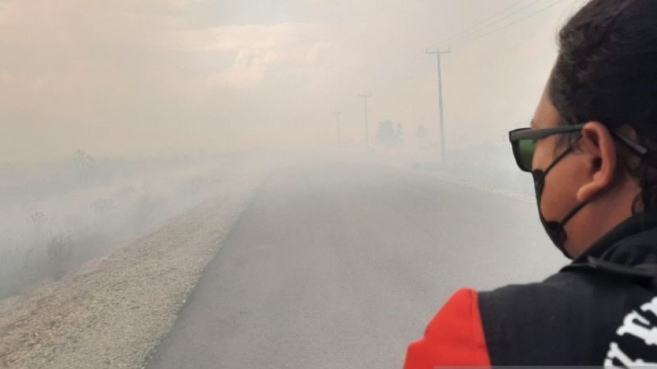 Salah satu pengguna jalan saat melintas di jalan Batubi - Kelarik, Bunguran Utara, Natuna, Kepri, Selasa (17/1). (ANTARA/Cherman)