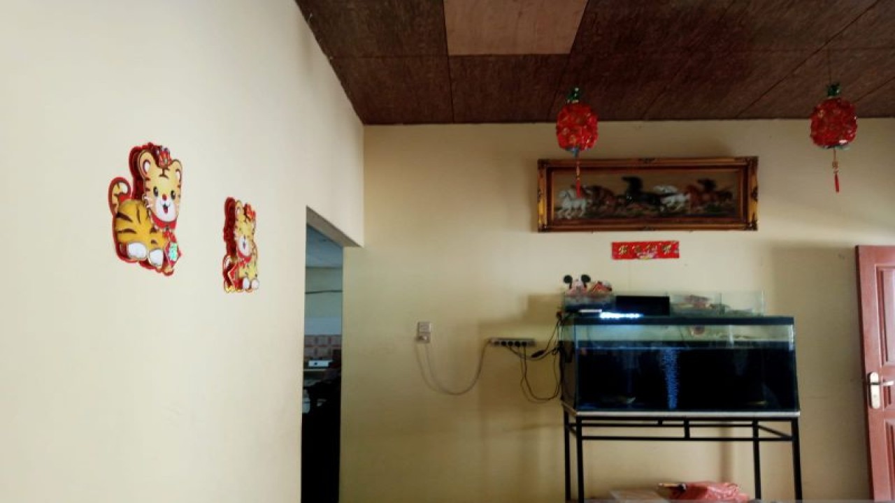 Salah satu rumah warga keturunan Tionghoa di Belitung, Babel, Minggu (15/1/2023) sudah bersih dan siap sambut perayaan Imlek (FOTO ANTARA/Kasmono)