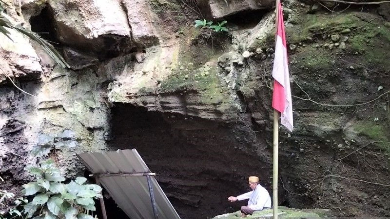 Salah seorang juru kunci Gua Matu yang sedang melakukan ritual kepercayaan setempat. (ANTARA/Riadi Gunawan)